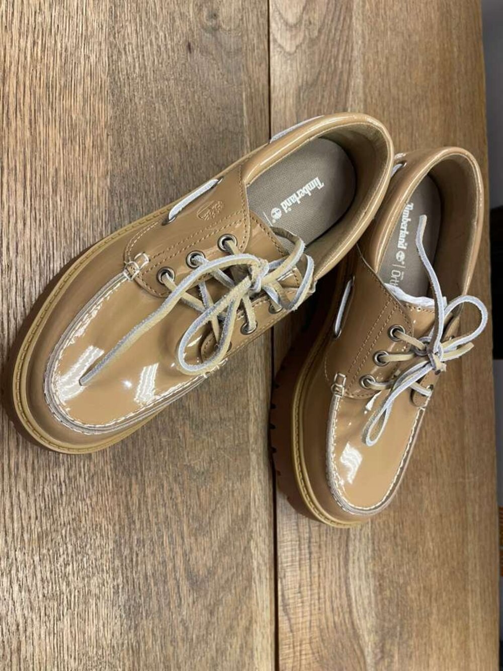 TIMBERLAND WOMEN'S STONE STREET BOAT SHOE MD BEIGE PATENT LEATHER A2GVF-AKJ